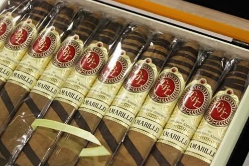 DBL Tamo Lindo El Amarillo Fancy Belicoso with 6 Pack DBL Cigars and a Bighumidor Palio Table Angle Torch!!